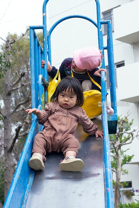 小男孩和婴儿在玩滑块