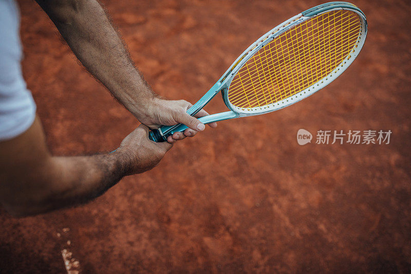 网球运动员的手握着球拍
