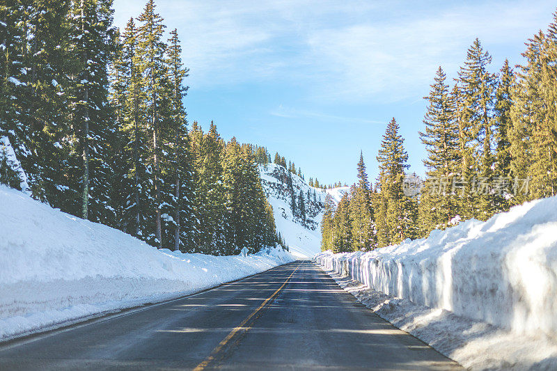 在科罗拉多州西部有高雪堤的冬季山路