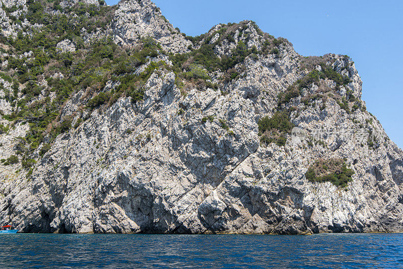 意大利第勒尼安海卡普里岛的海岸线。