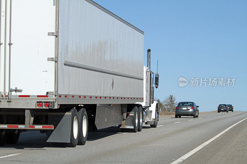 在州际公路上运送货物的半挂车