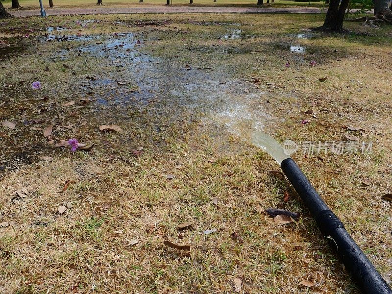 关闭水管，倒水