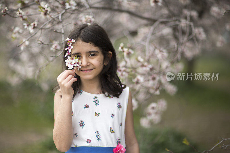 美丽的小女孩在花圃里