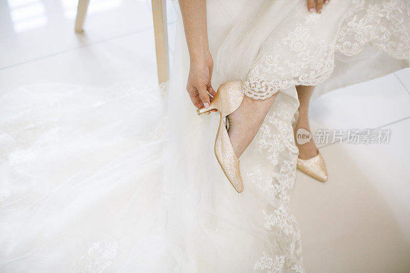 婚礼当天，新娘穿着婚礼高跟鞋