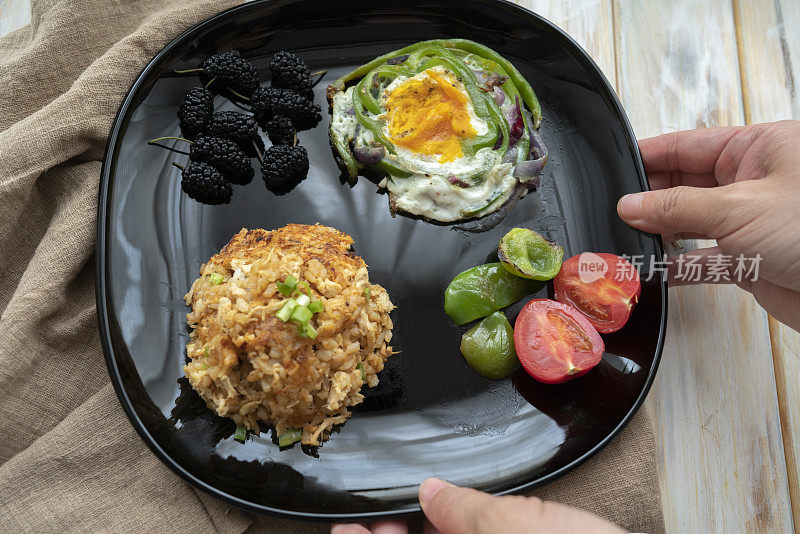 自制健康早餐:炒饭、鸡蛋和水果