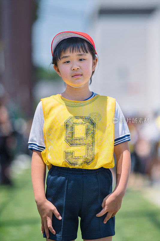 小学女孩的肖像在运动服装