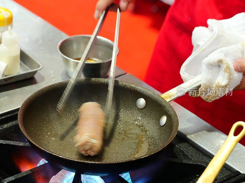 在煎锅中被搅动的食物