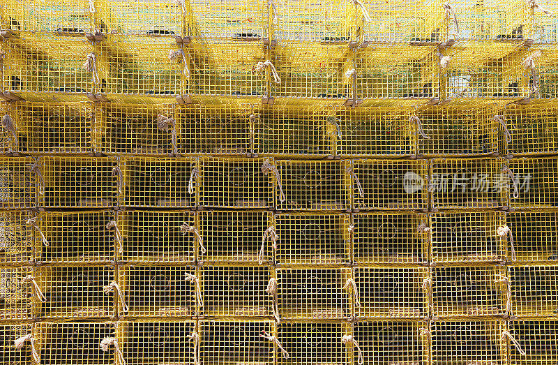 码头上一堆黄色捕龙虾的陷阱