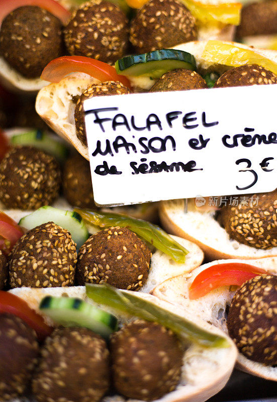 北非食物:市场上的沙拉三明治和芝麻酱