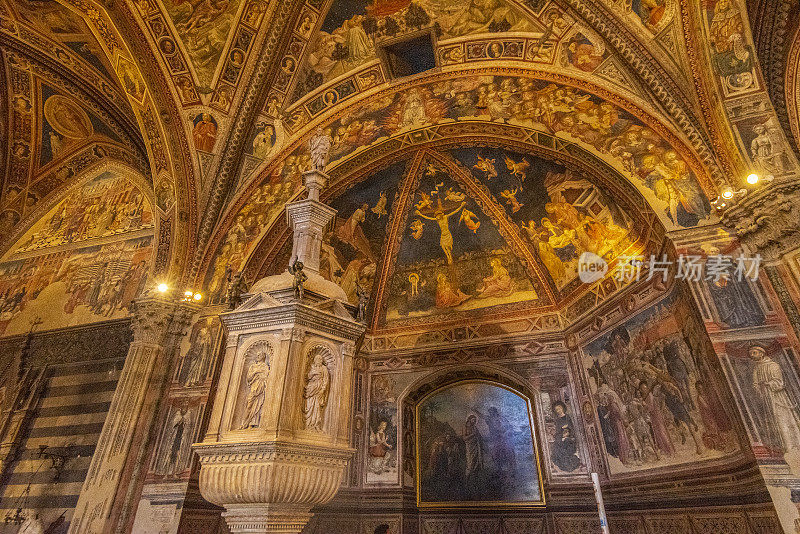意大利托斯卡纳锡耶纳的洗礼堂和洗礼池的内部视图。