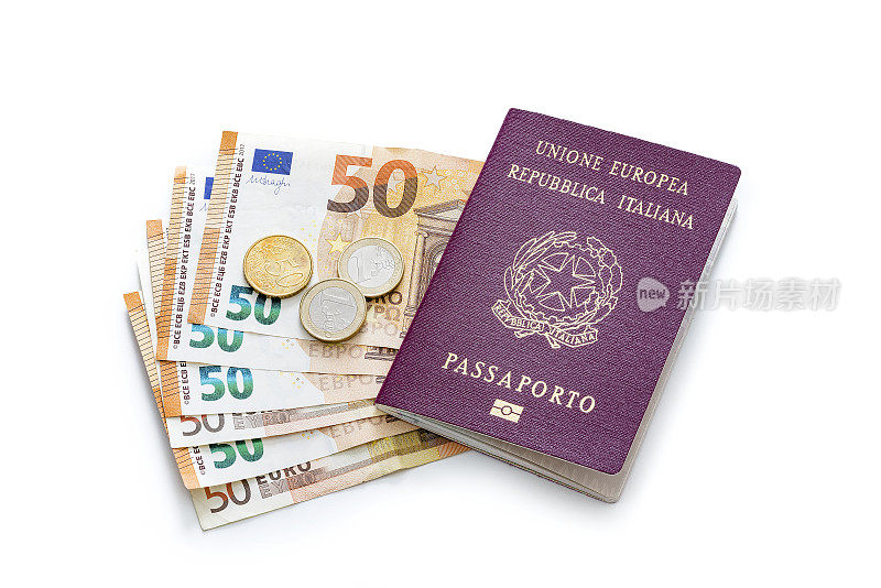 意大利护照和欧盟货币被孤立在白色背景上