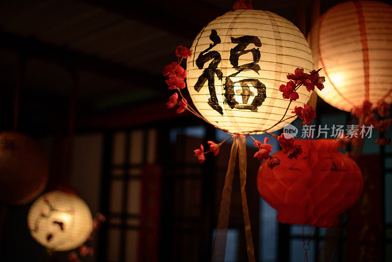 樱花盛开的传统中国灯笼