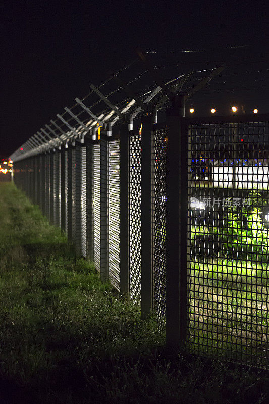 有照明的机场围栏和铁丝网