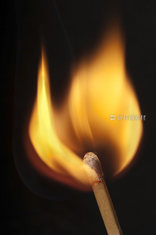 木头火柴点燃成火焰