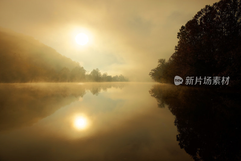 太阳从雾蒙蒙的詹姆斯河升起