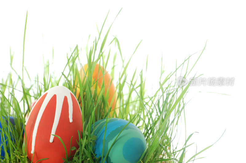 草地上五颜六色的复活节彩蛋