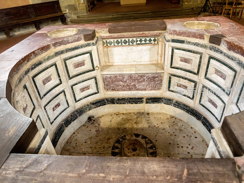 托斯卡纳皮斯托亚中心的洗礼堂