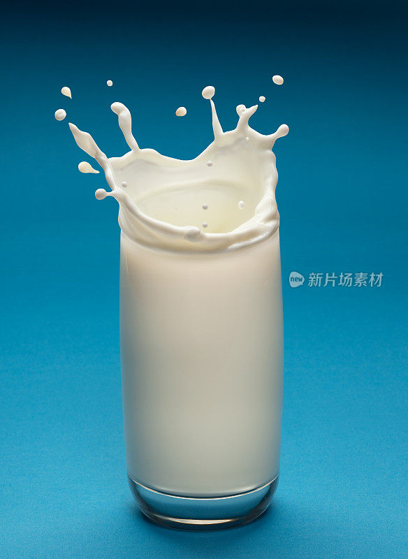 把牛奶洒成心形。