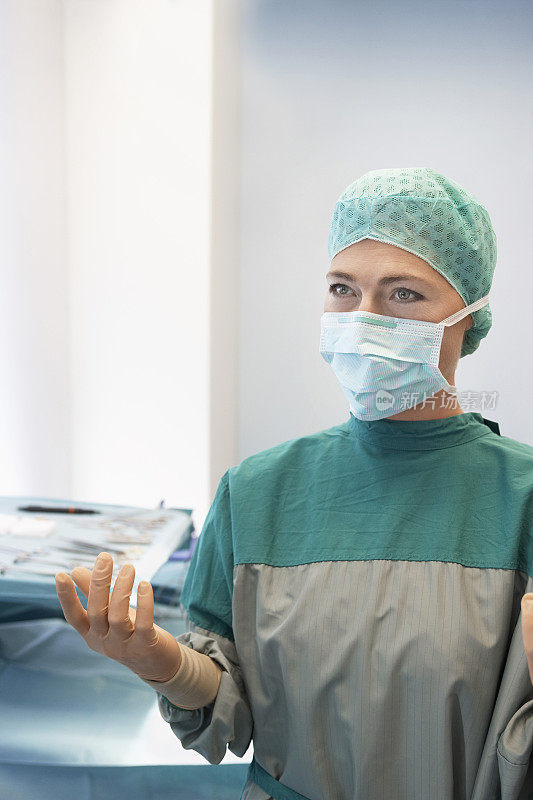 女医生在手术室做手术