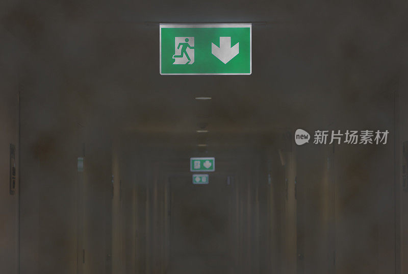 公寓烟熏走廊的消防出口灯