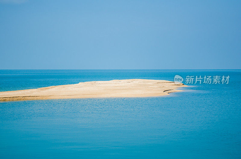 泰国素拉他尼的热带小岛Nokpao岛上的小海滩。