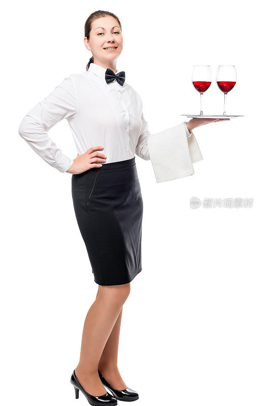 该餐厅的女员工将酒杯放在托盘上，以其完整的长度隔离