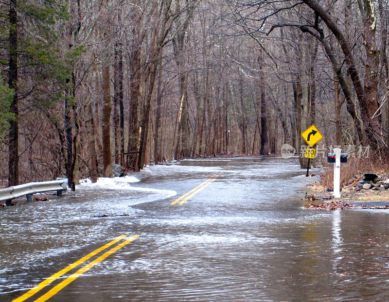 康涅狄格州被水淹没的道路