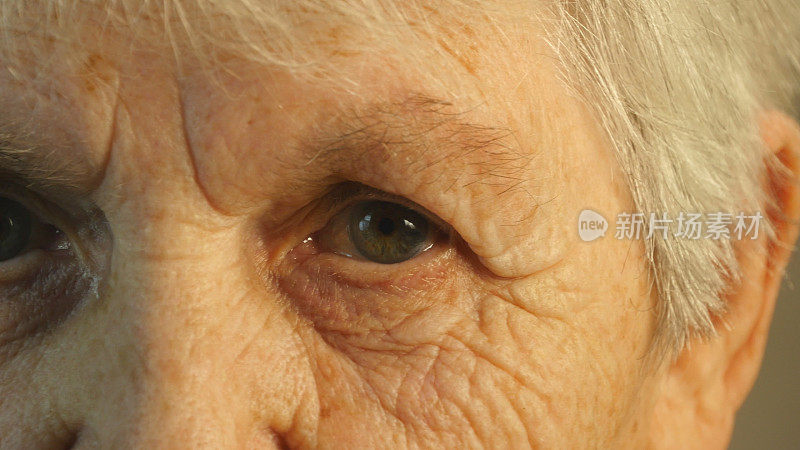 一个老妇人凝视的特写肖像