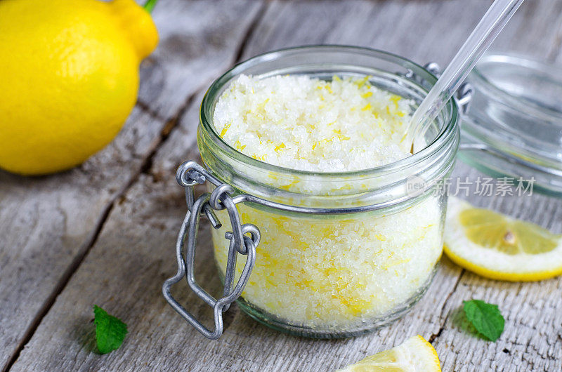 用海盐、柠檬皮和柠檬汁做成的磨砂膏