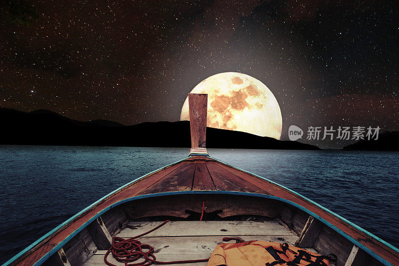 在满月的夜晚乘木船旅行