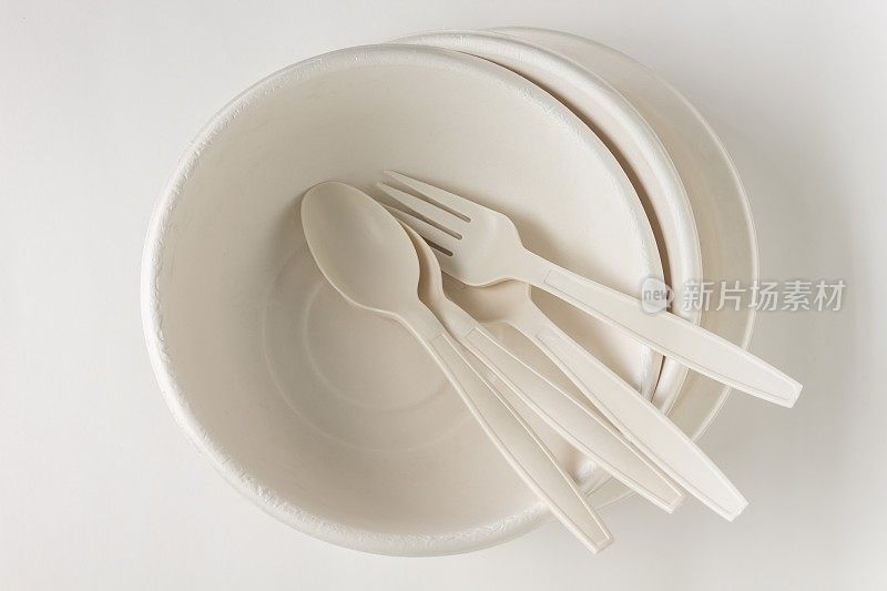 使用一次性纸盘的叉子和勺子