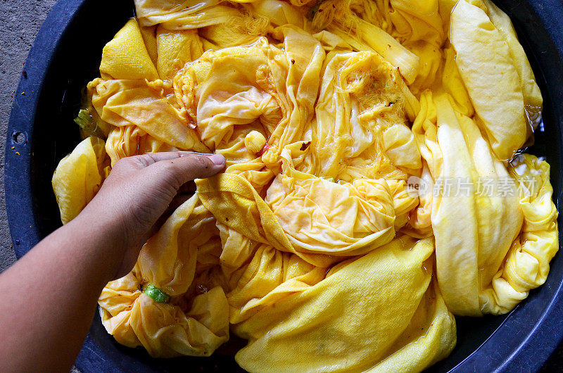 泰国妇女洗衣服和清洁后的领带蜡染