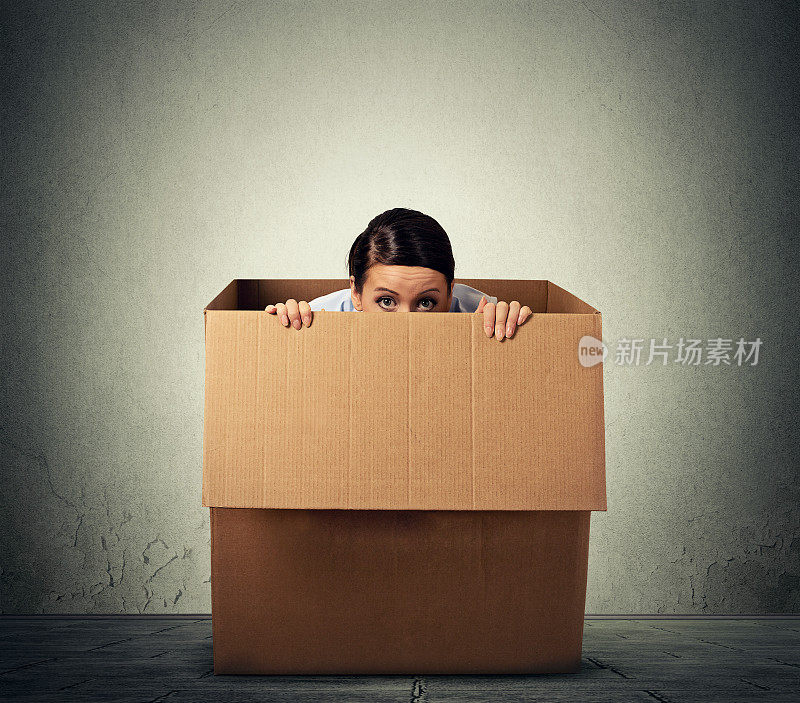 一个躲在纸板箱里的年轻女人