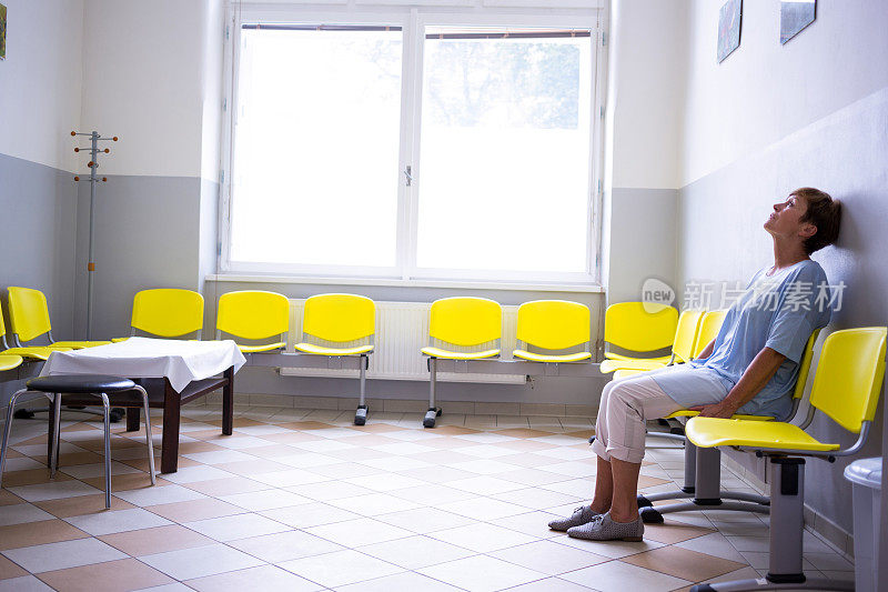 病人坐在候诊室里