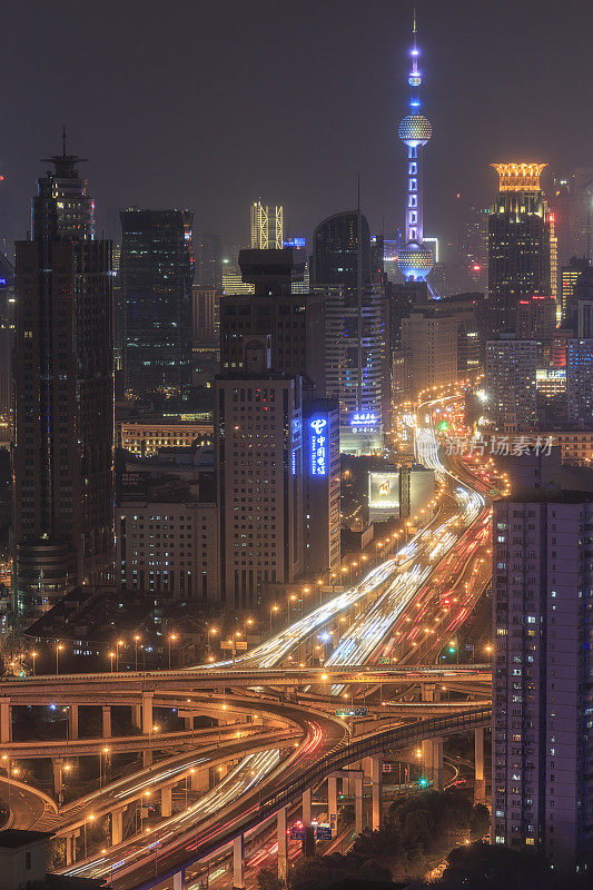 以东方明珠塔为背景的上海夜景