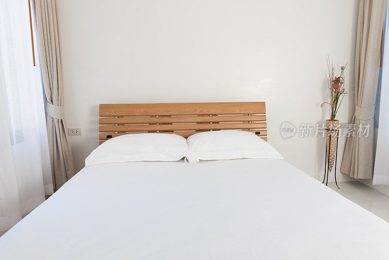 Dern卧室与美丽的白色和米色窗帘背景，近