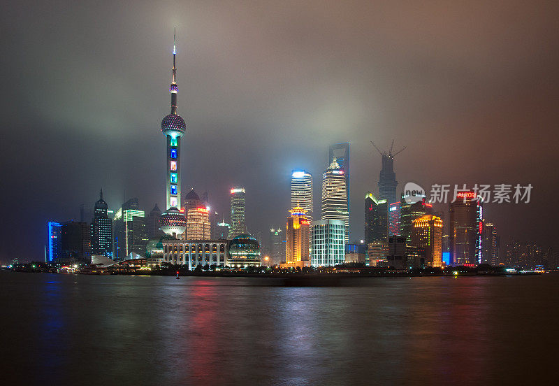 上海著名摩天大楼的经典景观。上海是中国主要的商业和旅游中心之一。大视角的电视塔“东方明珠”。