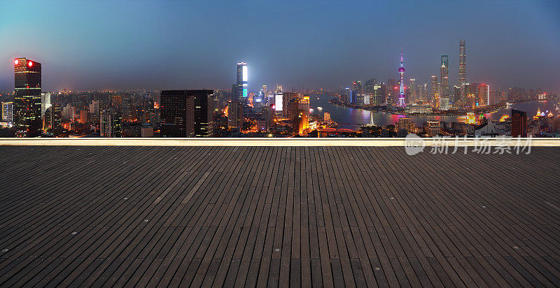 空木地板与城市地标建筑背景，上海外滩全景夜景天际线