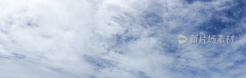 全景蔚蓝的天空和白云