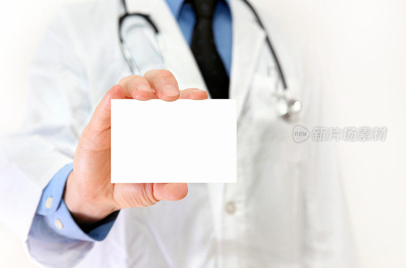 男医生出示空白名片，白纸