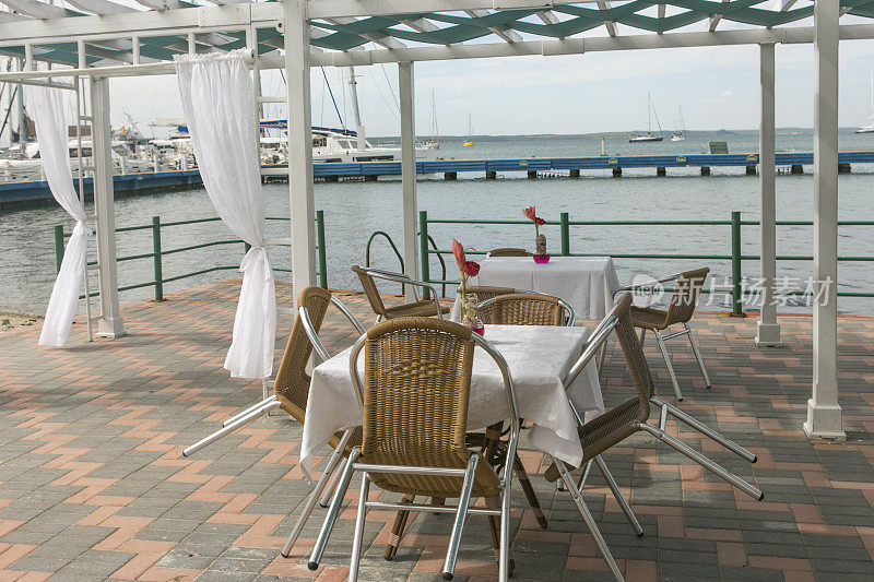 古巴西恩富戈斯(cienfuegos)海边的空桌子