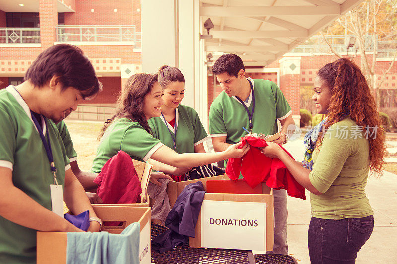 志愿者:大学生为社区募捐衣物。