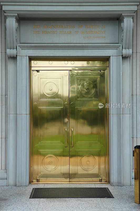 政府大楼的黄铜门