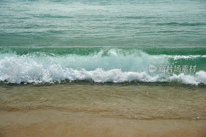 海浪向海滩移动