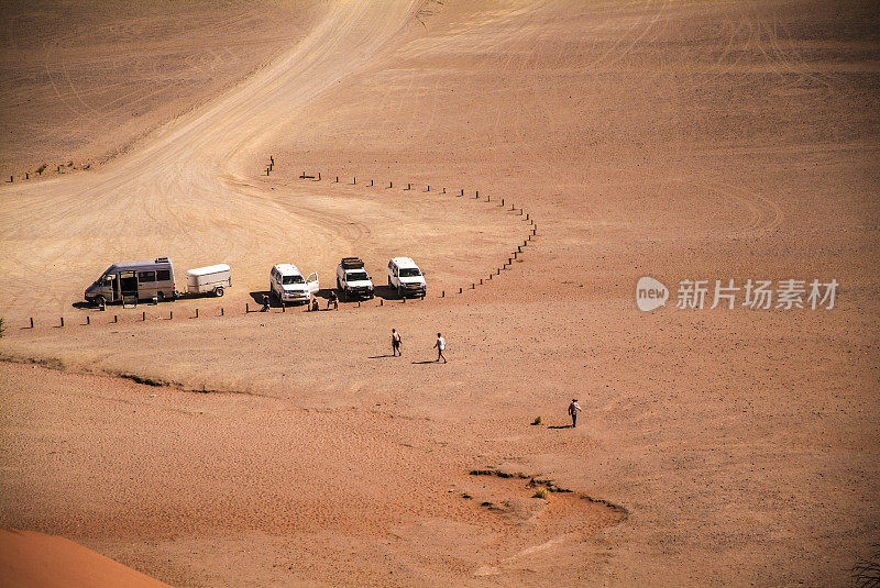 游客在纳米比亚的一个偏僻的地方开车