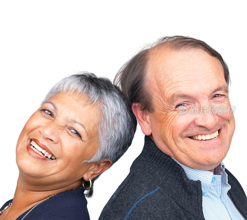 一对可爱的退休夫妇在白色的背景下一起微笑