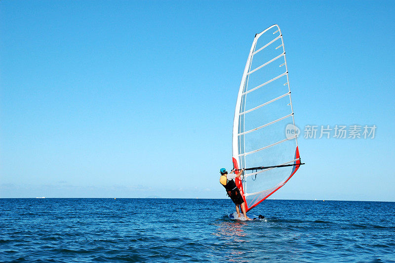 人在蓝天和大海中冲浪