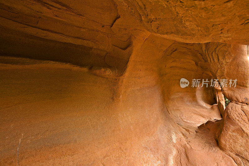 红岩中的洞穴