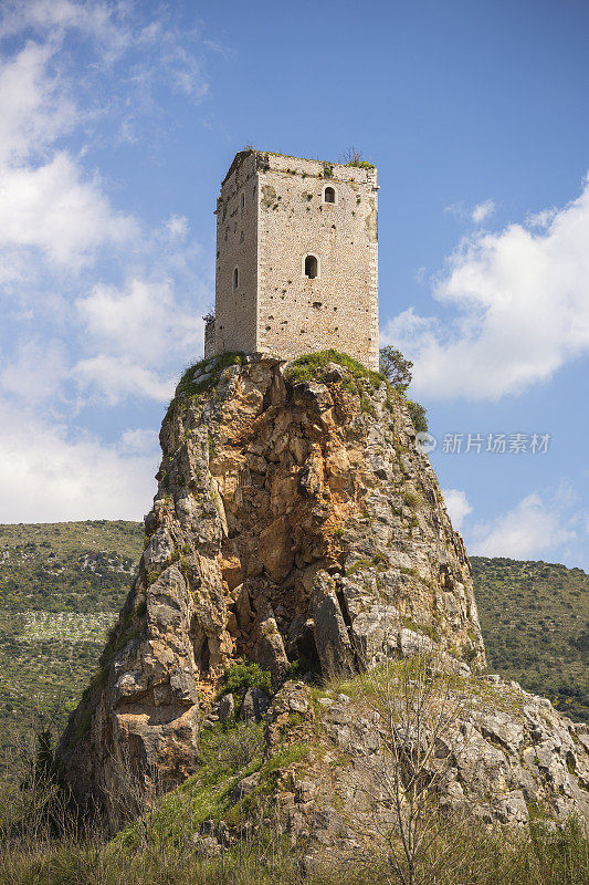 意大利拉齐奥蒙蒂奇奥-塞蒙内塔的中世纪塔