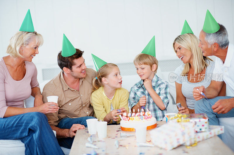 几代同堂的家庭一起庆祝孩子的生日